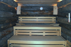 Inneneinrichtung einer kleinen Kelo-Sauna